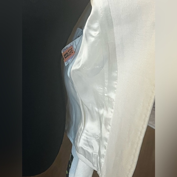 DOLCE & GABBANA White suit with floral details.
Jacket with button closure. - Picture 10 of 16